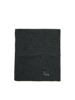 Szary dzianinowy komin