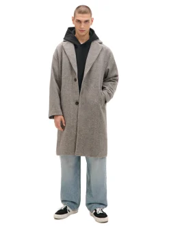 Szary płaszcz w jodełkę