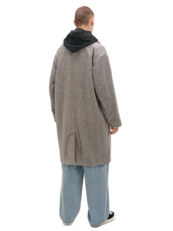 Szary płaszcz w jodełkę