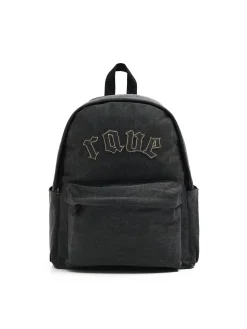 Szary plecak z naszywką