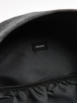 Szary plecak z naszywką