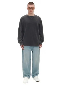 Szary sweter oversize