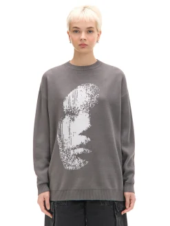 Szary sweter z artystycznym nadrukiem