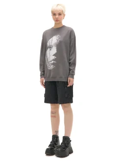 Szary sweter z artystycznym nadrukiem