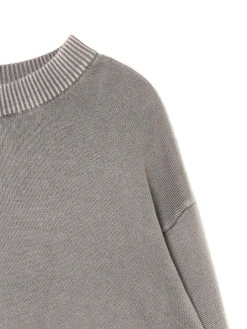 Szary sweter z efektem sprania
