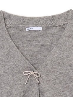 Szary sweter z ozdobnymi kokardami