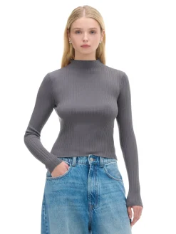 Szary sweter z półgolfem