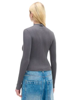 Szary sweter z półgolfem