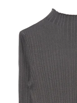 Szary sweter z półgolfem