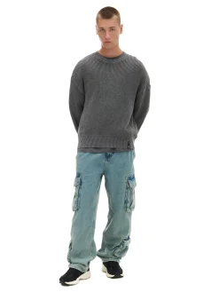 Szary sweter z prążkowanej dzianiny