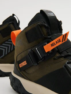 Sznurowane sneakersy z zatrzaskiem