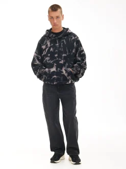 Wzorzysta bluza z kapturem z naszywką