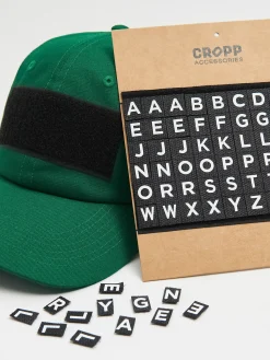 Zielona bejsbolówka z zestawem liter